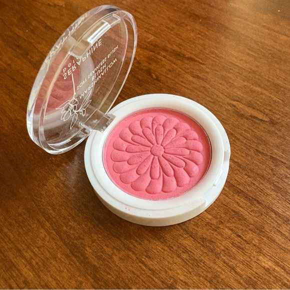 EM Cosmetics Heaven’s Glow Elysium and Rocco and Seraphine Cosmetics Marshmallow - Picture 9 of 9